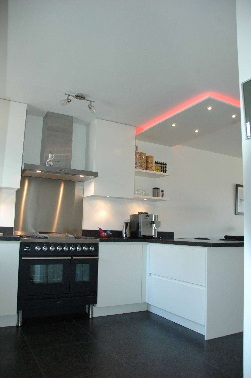 Keuken, greeploze lades lichtluifel met LED-verlichting